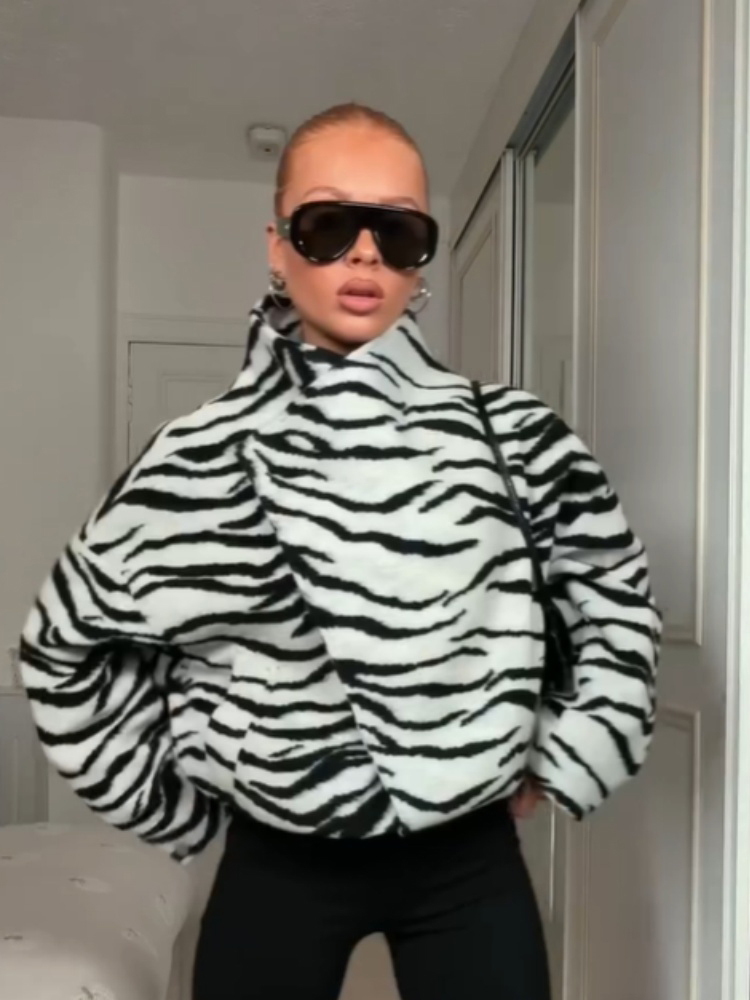 Moda Zebra Desenli Asimetrik C - Felt Sheet Wool incelemesi ve fiyatı
